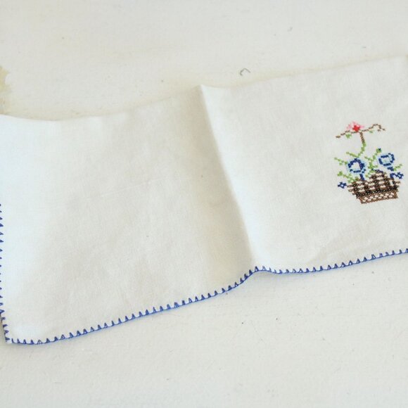 Vintage 1940s 1950s Napkin Embroidered Flower Basket Linen Doily or Table Topper - Picture 5 of 10